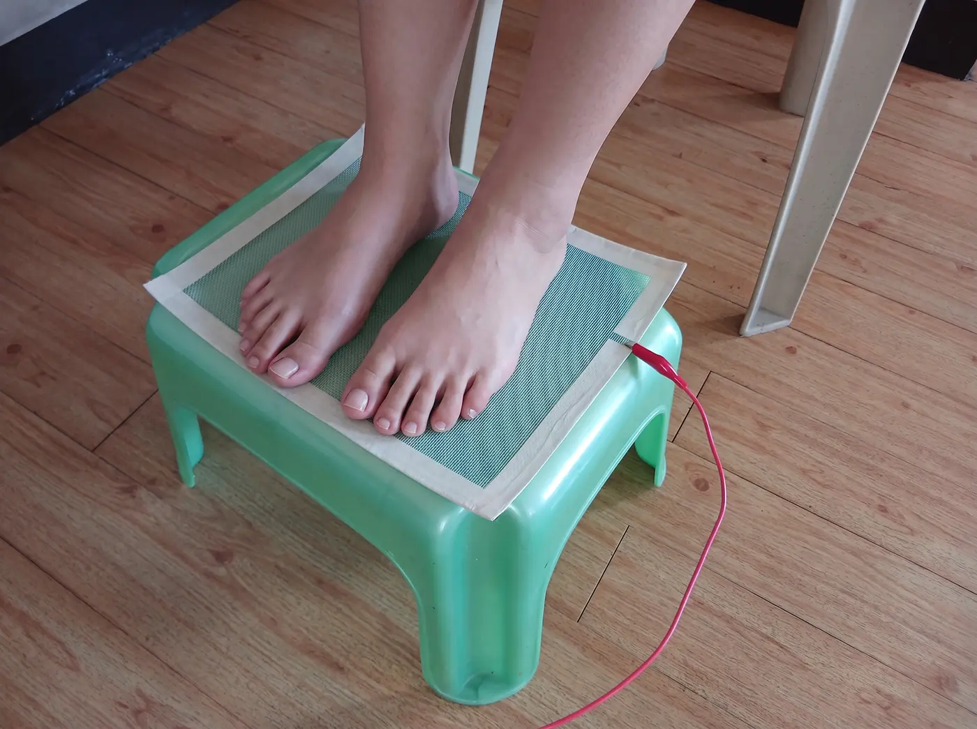 Positioning the Feet on the Aluminum Mesh